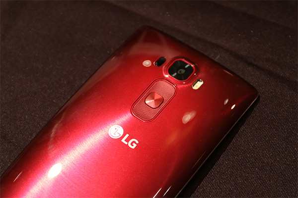 LG 近期愛用的 Rear Key 背面操控設計,也出現在 G flex 2 上,陳宜豐攝影
