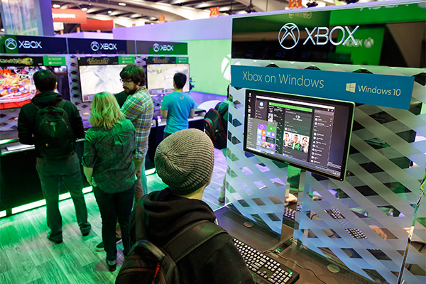 除了電腦、平板、手機之外,連 XBOX 遊戲機都將搭載 Windows 10 作業系統,圖片來源:美聯社