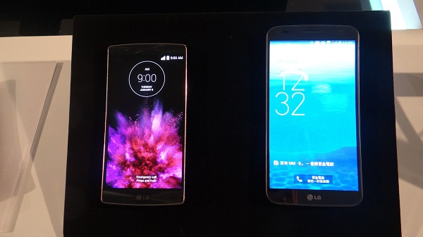 LG G Flex2(左)跟上代(右)相比,螢幕從6吋縮減成5.5吋。(記者吳佩樺攝)