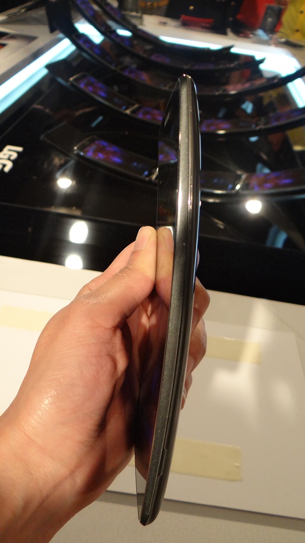LG G Flex2的機身弧度比上代更彎。(記者吳佩樺攝)