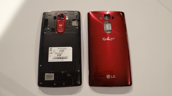 LG G Flex2背蓋雖然可拆,但不能更換電池。(記者吳佩樺攝)