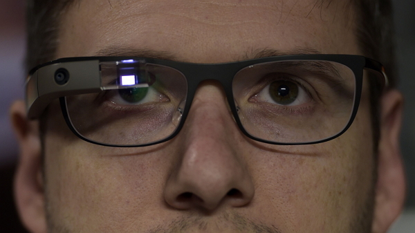 Google 執行長 Eric Schmidt 親自出面解釋,Google Glass 背後的技術太珍貴,不可丟棄。 (圖片來源/法新社)