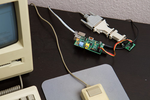 Mac Plus 沒有區域網路接頭,因此還需要先透過 Raspberry Pi 小型電腦作為中轉才能撥號上網。(圖片來源/The Kernel)