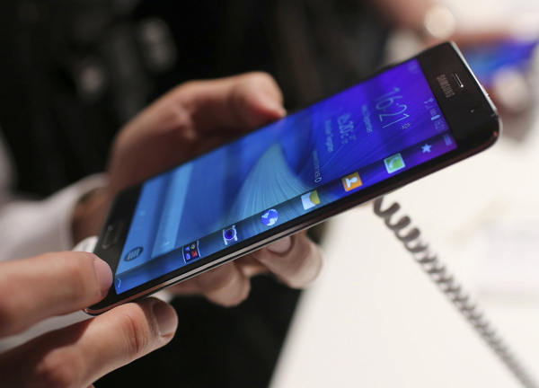 Samsung Display 某位不願透露姓名的高層表示,明年三星將會跨出一大步,發表真正可以折疊螢幕的手機。(圖片來源/彭博社)