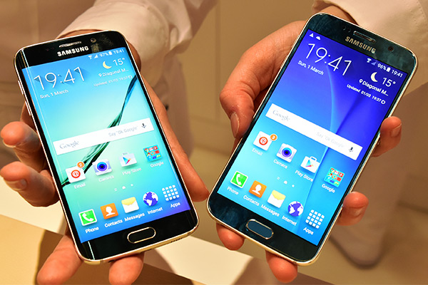 台灣三星今天宣佈新款旗艦機 Galaxy S6(右)/S6 Edge  (左) 的正式售價