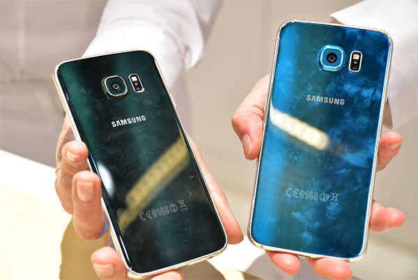 兩款手機的特殊色(左 S6 Edge 極光綠,右 S6 晶玉藍)將會延後開賣
