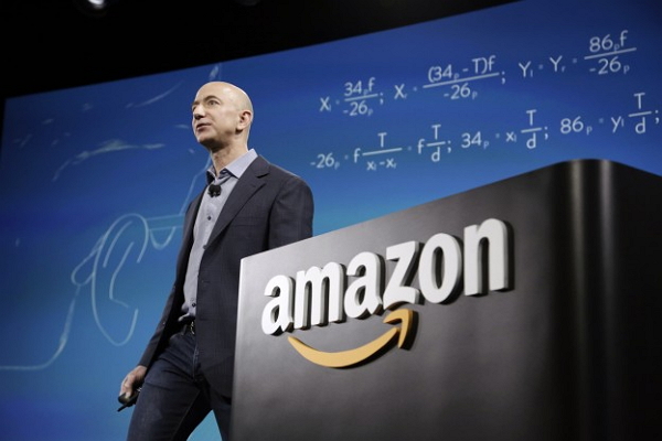 Amazon執行長Jeff Bezos去年在自家手機品牌大會上發表演說。(圖片來源/Returner Pictures)