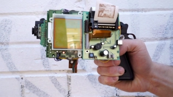 這款「GBG-8」Game Boy 拍立得是由一名俄國媒體藝術家 Dmitry Morozov 所設計,將任天堂的組合元素融合槍型相機,就成了一部超獨特的隨拍隨印拍立得。(圖片片來源/Geek)