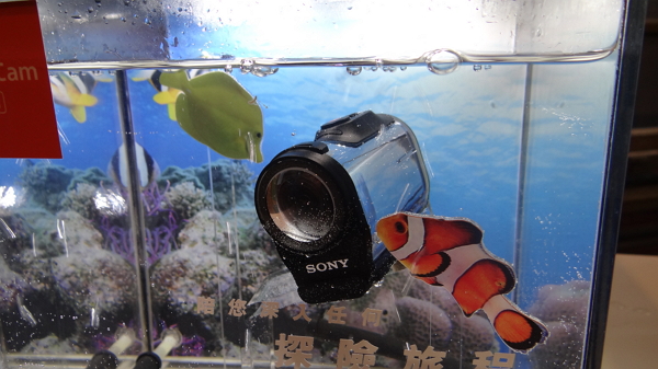 Sony FDR-X1000V配件豐富,包含10公尺防水殼等。(記者吳佩樺攝)