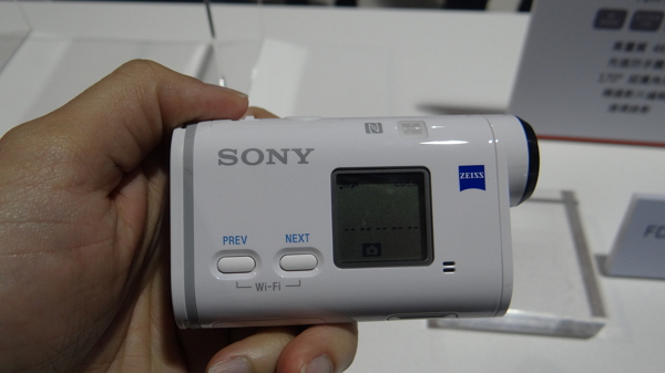 Sony FDR-X1000V,含電池重量約114公克。(記者吳佩樺攝)
