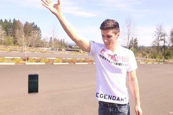 先從一般高度掉落進行測試，畫面擷取自 EverythingApplePro Youtube 網站