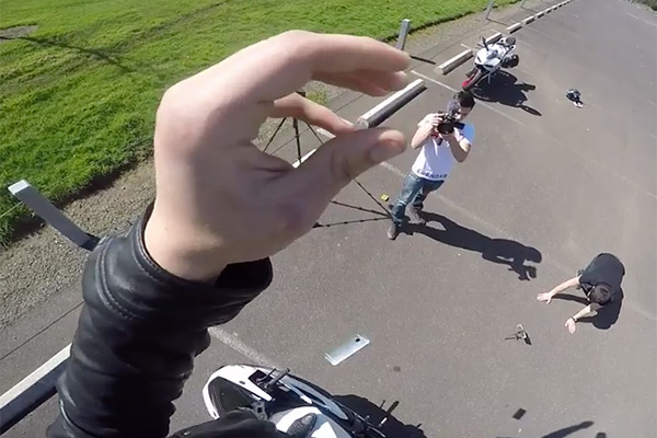 接著由 3 公尺高的高度進行掉落測試，畫面擷取自 EverythingApplePro Youtube 網站