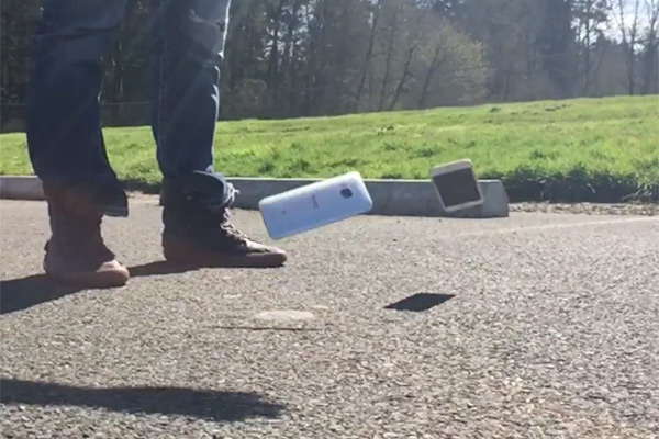 螢幕朝下的狀況下同時進行摔落測試，畫面擷取自 EverythingApplePro Youtube 網站