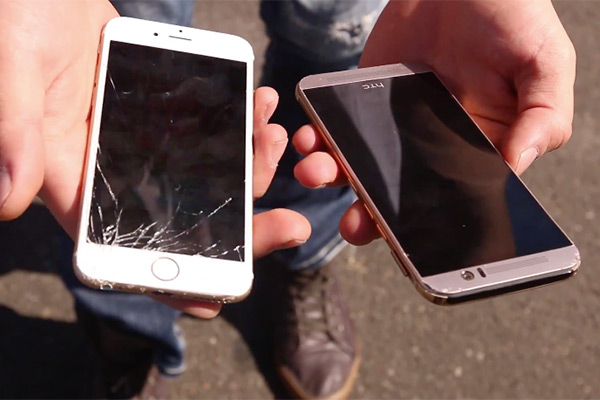  iPhone 6 的螢幕裂痕面積擴大許多，HTC M9 的螢幕仍然保持完好，畫面擷取自 EverythingApplePro Youtube 網站