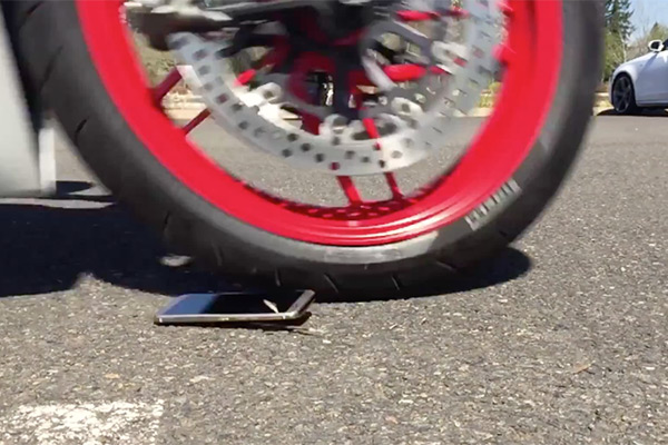 最後以手機架支撐的狀況下，以直立型態被重機高速輾過，畫面擷取自 EverythingApplePro Youtube 網站