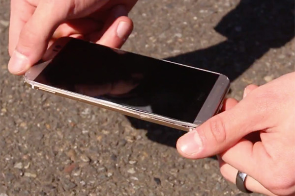 HTC M9 螢幕大致完好，但是機身側邊已經出現大裂痕，畫面擷取自 EverythingApplePro Youtube 網站