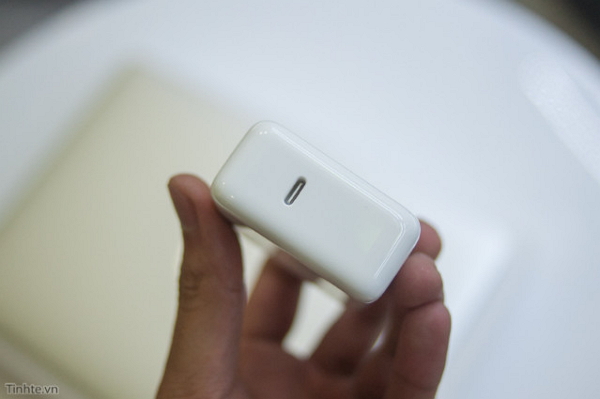 充電線能與充電器分離。