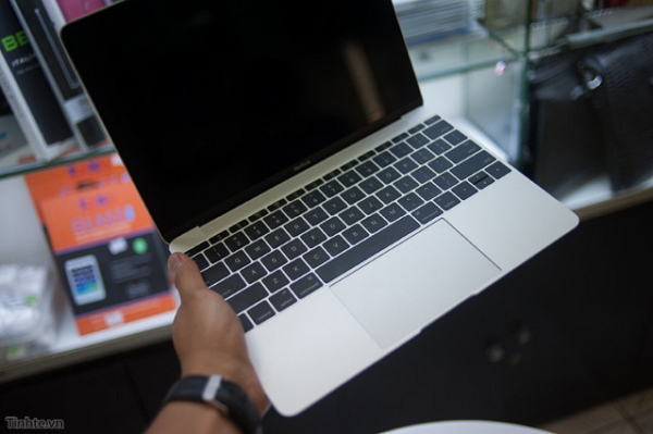 新MacBook相當輕巧,單手也好拿。
