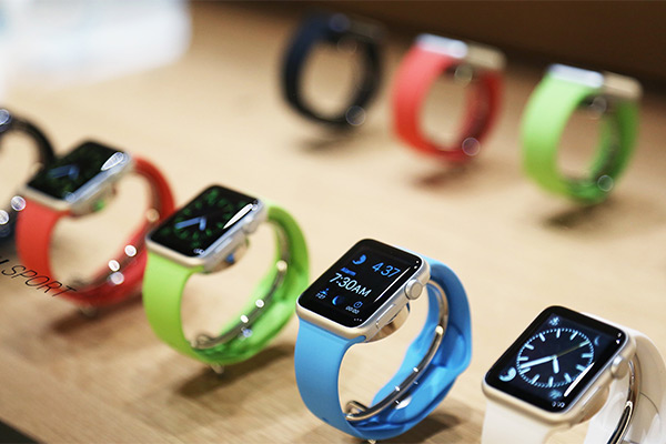 可半價購買的款式包括圖中入門版的 Apple Watch Sport 以及中階版本 Apple Watch,高階的 18 K 金 Apple Watch Edition  則未在此列,圖片來源:路透社