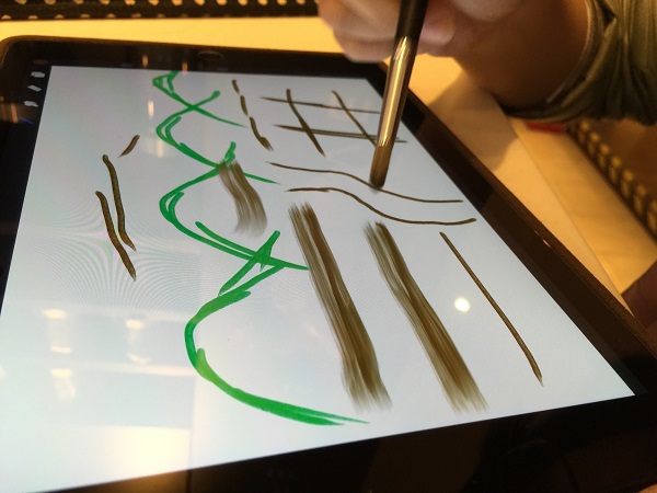 別以為觸控筆一定要像傳統橡膠頭或原子筆,由一群繪畫愛好者研發的SENSU觸控筆,就提供水彩筆頭,充分表現出傳統水彩筆或油畫的筆觸。(記者陳炳宏攝)