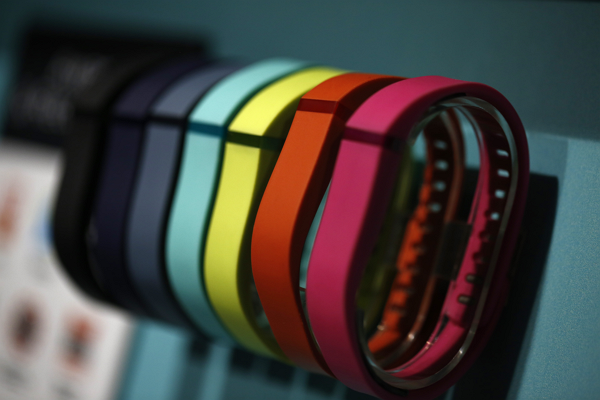 Jonah Becker 跑去幫 Fitbit 設計手環,那 HTC 的穿戴式裝置只能自求多福了...(彭博)