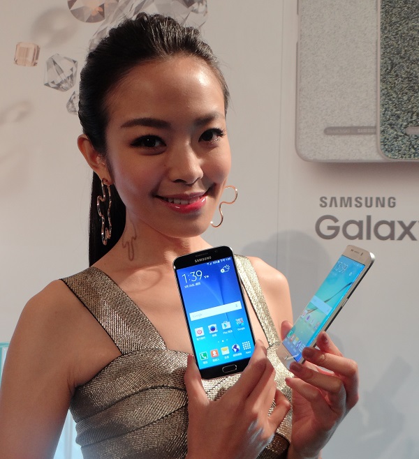 IDC統計2014年台灣全年智慧型手機數量,宏達電以些微差距超越三星,登上市場排名第一,三星緊追其後。(資料照,記者吳佩樺攝)