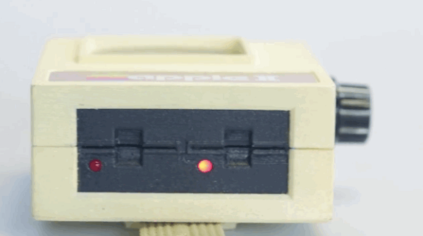 側邊竟然還可以插 3.5 磁片？！（圖片來源／Instructables）