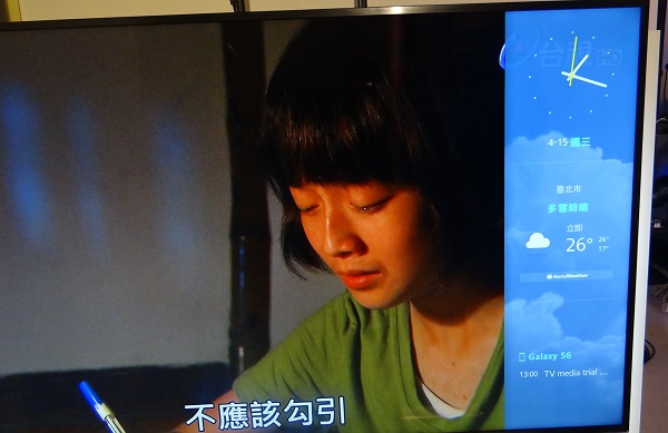 三星超4K曲面電視,利用電視秘書功能,電視可顯示手機行事曆等資訊。(圖/記者吳佩樺攝影)