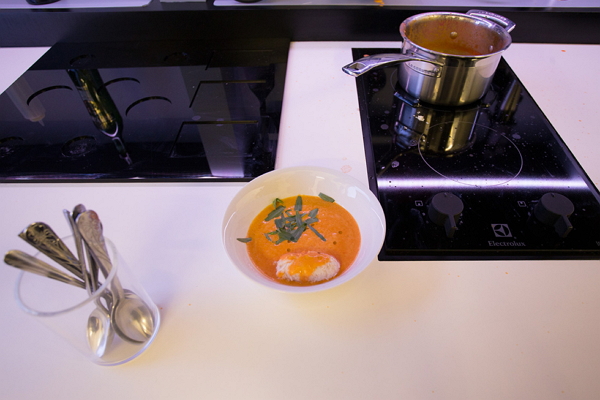 上菜囉！來嚐嚐機器人大廚料理的蟹肉濃湯吧！（圖片來源／Moley Robotics）