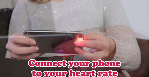 透過光源感應心跳，超酷~~（圖片來源／Happitech Youtube 頻道）