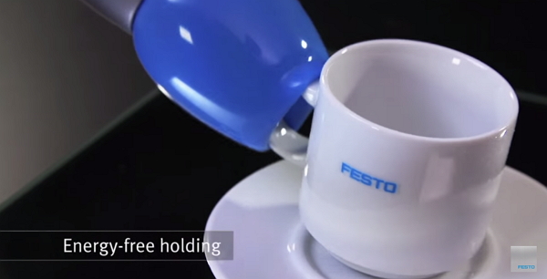 杯子也輕而易舉拿起來囉!(圖片來源/Festo Bionic Youtube 頻道)