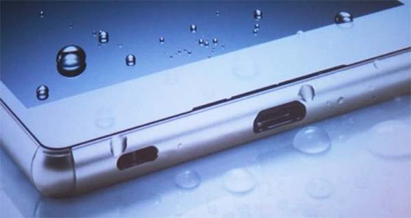 Z4 支援 IP65 / 68 防塵、防水性能,並改採與 M4 Aqua 相同的防水 MicroUSB 插槽