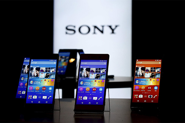 新的搜尋演算法優先順序將會以行動網頁為主,圖為 Sony 昨日發表的新旗艦手機 Xperia Z4,來源:路透社