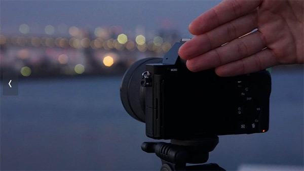安裝 Touchless Shutter 後,不用按快門揮揮手即可拍照,畫面擷取自 Sony 官方網站