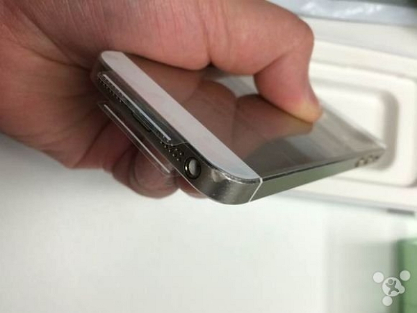 手機嚴重「破相」。（圖片來源／威鋒網）