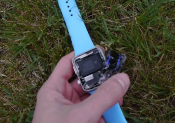多摔幾次後,可見到 Apple Watch 整個解體了,畫面擷取自 TexhRax 影片