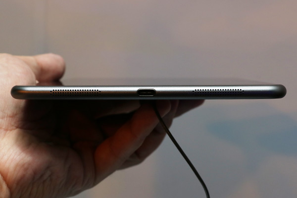 底部的 USB Type -C 連接埠與揚聲器出音孔