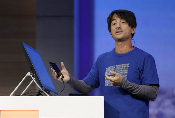微軟副總 Joe Belfiore 在開發者大會上表示，「有了 Continuum，任何一支手機都可以變成你的個人電腦。」（圖片來源／AP）