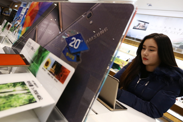 消息指出,這兩款平板將可能比厚度僅 6.1mm 的蘋果 iPad Air 2 還要輕薄。(彭博)