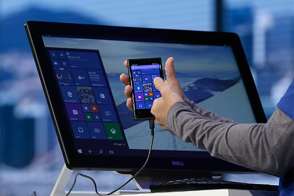 裏頭即搭載微軟最新的 Windows 10 作業系統,可以直接用大螢幕操作手機功能,圖片來源:美聯社