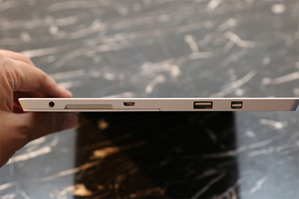 Surface 系列的特色,就是提供了完整版本的 USB 3.0 連接埠