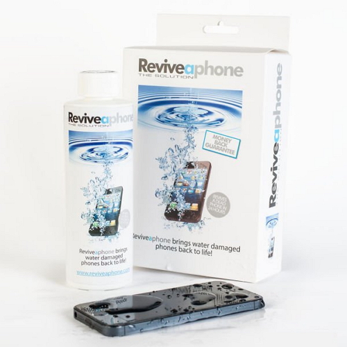 將泡水機泡入 Revivaphone 的溶劑約 7 分鐘,拿起來後再風乾 24 小時之後,竟然可以正常開機?(圖片來源/Reviveaphone)