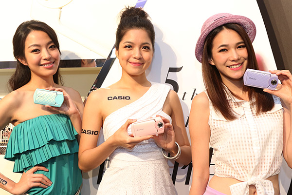 Casio 今天在台發表新一代自拍神器 TR60,建議售價 2 萬 9490 元