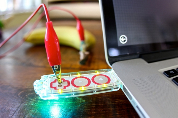 Makey Makey Go由簡單的 USB 頭、電路板、鱷魚夾以及 USB 線組成。(圖片來源/Makey Makey)