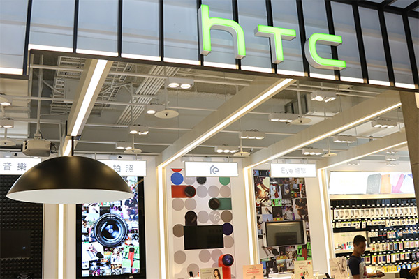 手機廠商如 HTC 的櫃位也主要集中在 1 樓,另外還有三星與中國手機 Oppo