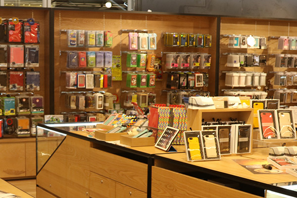 除了品牌店外,開架區豐富的手機配件周邊也是可以一逛的地方