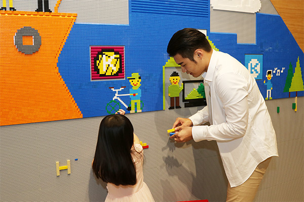 中華電信在攤位上提供大人小孩都想玩的積木牆