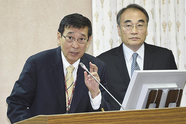 NCC 副主委虞孝成（左）表示，第二波 4G 釋照最遲會在 11 月完成競標