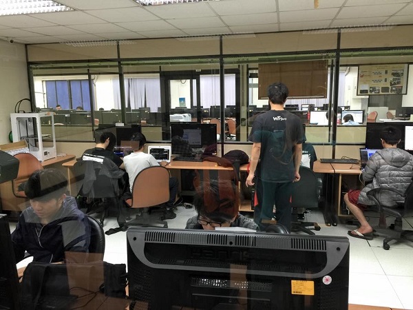 為了能取得DEFCON CTF決賽資格,台灣HITCON CTF駭客戰隊這兩天夜以繼日在新竹交通大學工程三館解題。(圖/截取自領隊李倫銓臉書)