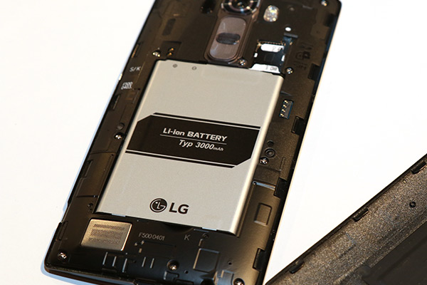 採用可換電池的設計,電量為 3000 mAh